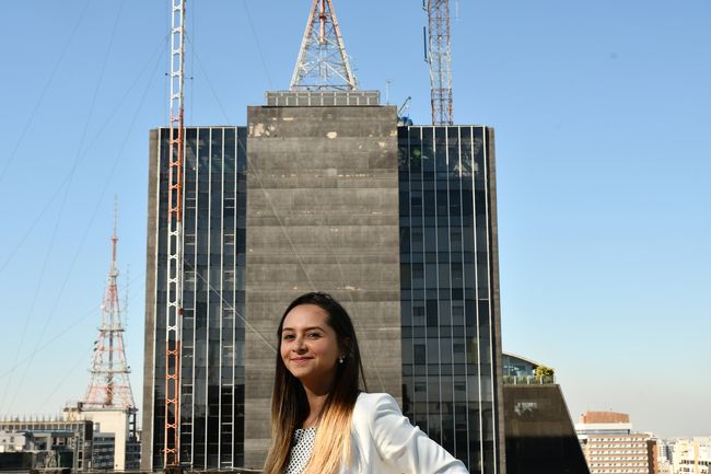 A promotora de eventos Nathalia vila, 30, na empresa em que trabalha na avenida Paulista, em So Paulo