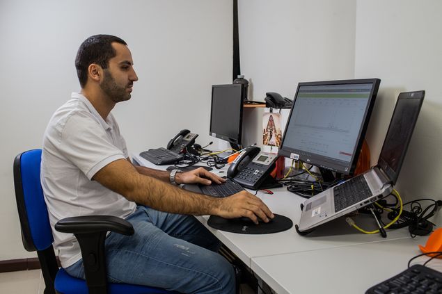 O engenheiro eletricista Guilherme Rodrigues, 28, em seu escritrio em SP