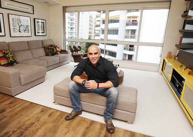 O empresrio Filipe Bragana em seu apartamento no Itaim Bibi