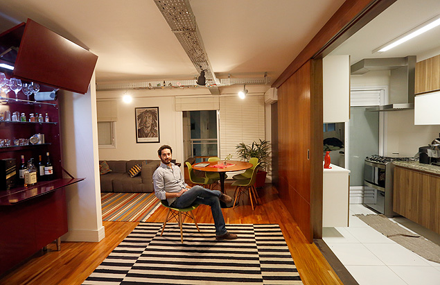 Bruno Tardelli em seu apartamento de um dormitrio no Alto de Pinheiros 