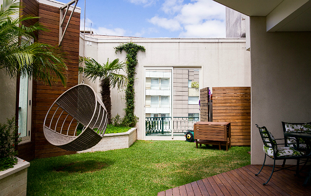 Jardim de apartamento de 800 m projetado pelo escritrio Figoli-Ravecca, em Moema 