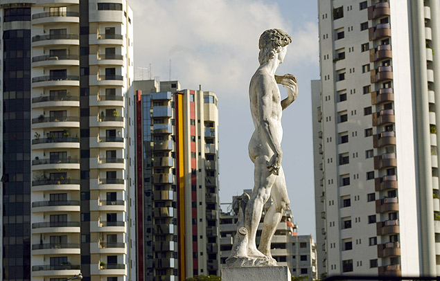 Rplica da escultura David, de Michelangelo, que fica na entrada do parque Ceret, no Tatuap