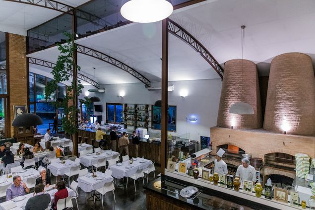 GUARULHOS, SP, BRASIL, 18-11-2016, 20h00: Restaurante Forneria Capannone que fica na rua Lazaro Bueno Oliveira, em Guarulhos. Os bares e restaurantes de Guarulhos estao ficando mais sofisticados fazendo com que os moradores fiquem mais na cidade e nao saiam para Sao Paulo. (Foto: Eduardo Anizelli/Folhapress, FSP-SUP-IMOVEIS) ***EXCLUSIVO***