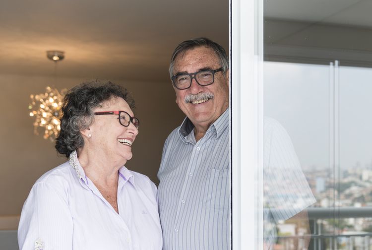 O consultor ngelo Marchetti e a aposentada Vanda, no imvel onde vivem em So Caetano