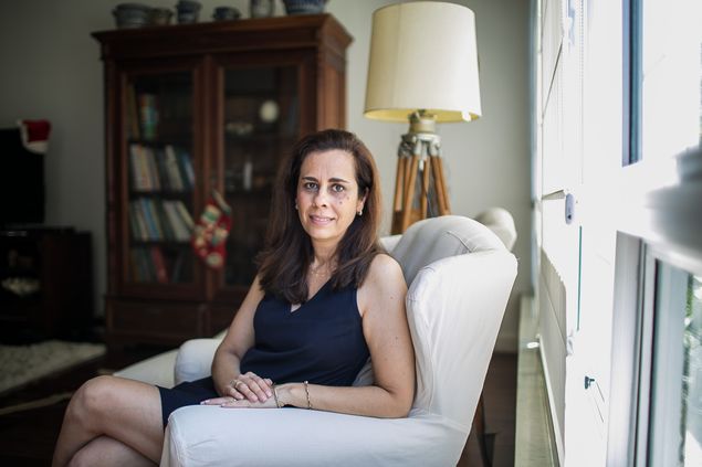 A arquiteta Sheila Triches, 49, que comprou um imvel em Lisboa, em seu apartamento no Rio