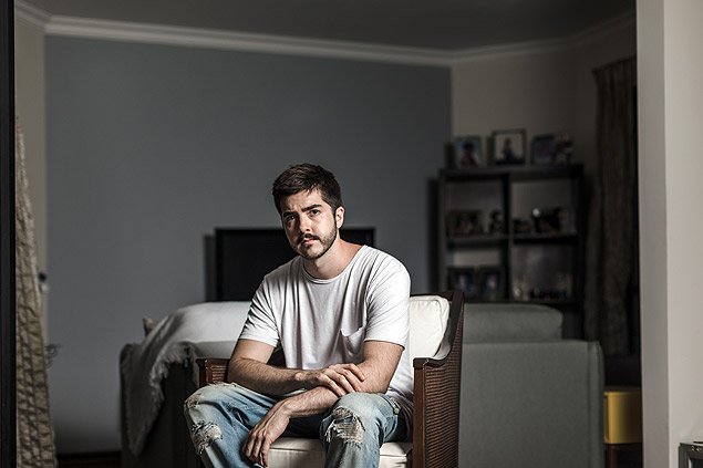 O publicitrio Pedro Lindenberg, 26, no apartamento em que mora, na zona sul de So Paulo
