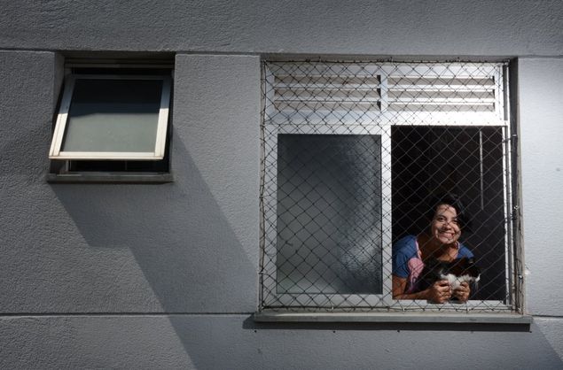 A fotógrafa Cristina Bonato, 29, com o gato Frank, em seu apartamento na zona sul de São Paulo