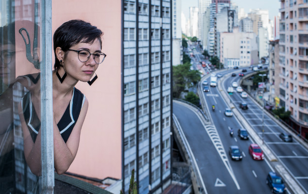 Graziele Shimizu, na sacada de seu apartamento, que fica em frente ao Minhoco, em So Paulo