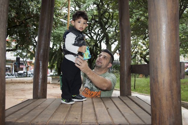 O supervisor de cobrana Rodrigo Gomes, 34, brinca com seu filho Miguel, 3, na praa Dr. Sampaio Vidal, na Vila Formosa