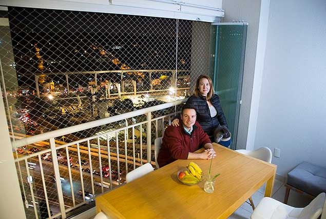 O casal Ludmila Milochi e Marcel Bioni, no apartamento de 50 metros quadrados em que vivem, em So Paulo