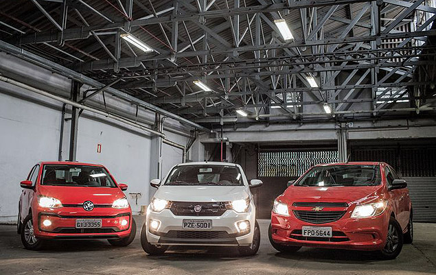 Volkswagen Up! ( esq.), Fiat Mobi (centro) e Chevrolet Onix Joy