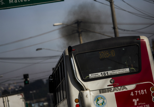nibus emite fumaa preta na avenida Ragueb Chofi, na zona leste de So Paulo