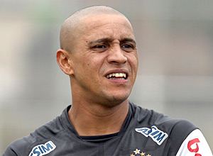 Roberto Carlos participa de treino do Corinthians