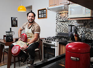 Leandro Melo mudou a planta original do apartamento para valorizar a cozinha 