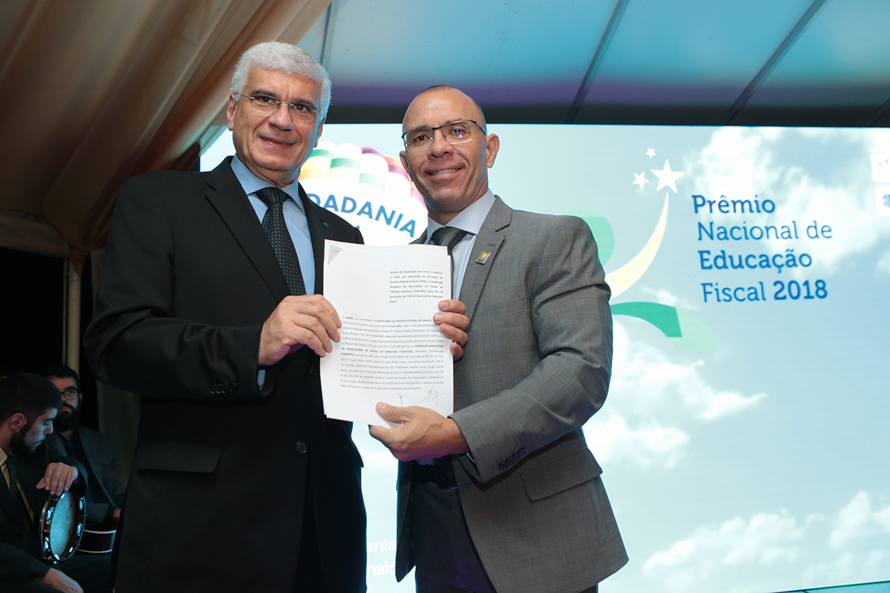 O Secretrio da Receita Federal, Jorge Rachid e o presidente da Febrafite, Juracy Soares, com o acordo de cooperao que foi assinado no prmio 