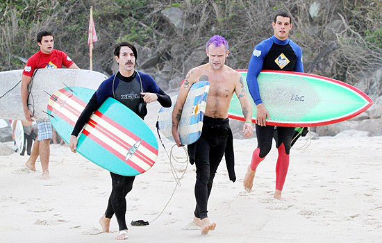 Anthony Kiedis (de bigode) e Flea (de cabelo roxo) chegam à praia do Recreio dos Bandeirantes