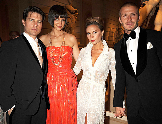 Katie Holmes e Victoria Beckham acompanhadas dos maridos Tom Cruise e David Beckham em evento em Nova York
