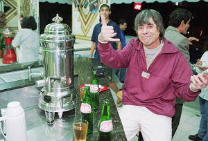Em Guaratinguetá (SP), João Acácio toma refresco em padaria logo após ser solto em 26 de agosto de 97
