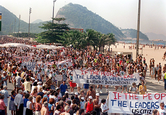 Passeata realizada durante a Eco-92 (Conferência das Nações Unidas sobre Meio Ambiente e Desenvolvimento), em Copacabana.