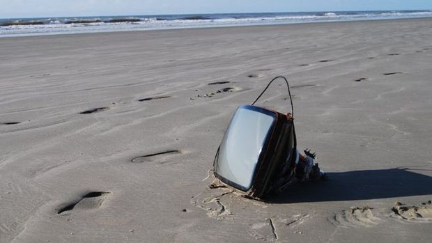 Até TV já foi encontrada nas praias brasileiras