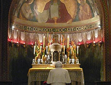 O papa Bento 16 reza na capela do mosteiro de So Bento, na noite de sua chegada ao Brasil