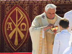 Bento 16 celebra a missa de canonizao de frei Galvo no campo de Marte, em So Paulo