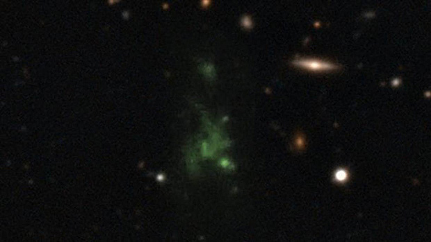 A radiação ultravioleta da Lyman-alpha aparece em verde, após ser "esticada" pela expansão do Universo em sua longa jornada para Terra