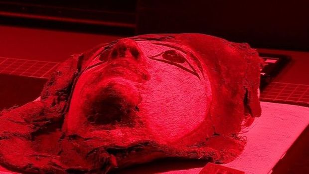 Luzes de diferentes frequências revelam o que está escondido no gesso que une os caixões das múmias