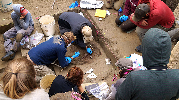 Arqueólogos durante escavação em Upward Sun River, no Alasca