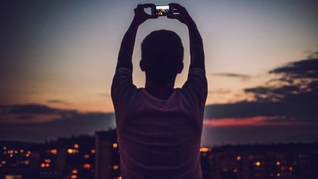 Selfies cuidadosamente escolhidas postadas no Instagram e as redes sociais não estão ajudando