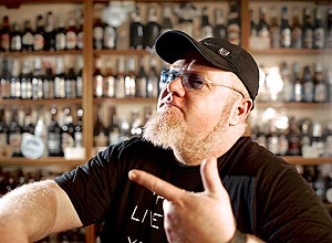 Sady Homrich com sua coleção de cervejas, em Porto Alegre