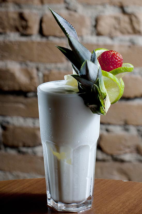 Folha de S.Paulo - Comida - Aprenda a fazer a tropical piña colada - 20 ...