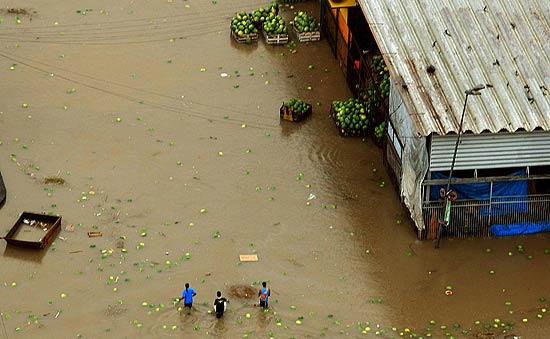 Chuva alaga São Paulo, causa caos no trânsito e provoca mortes; frutas ficaram boiando no Ceagesp