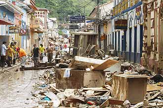 Moradores limpam ruas do centro de So Luiz do Paraitinga aps enchente; veja imagens dos estragos deixados pela chuva