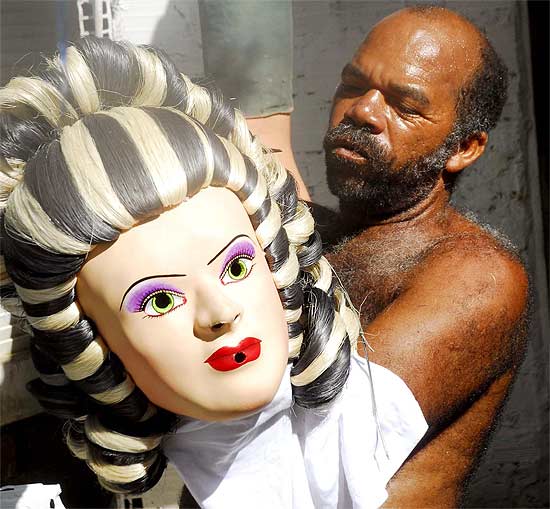 Artesão prepara os tradicionais bonecos gigantes de Olinda; chuva não foi empecilho para apresentação