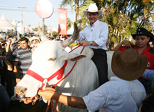 Polticos invadem festa, experimentam petiscos, tocam berrante e at montam em boi; na foto, Geraldo Alckmin (PSDB)