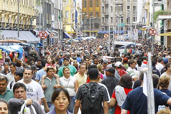 Consumidores lotam a rua 25 de Março, no centro de São Paulo; trânsito fica ruim na região