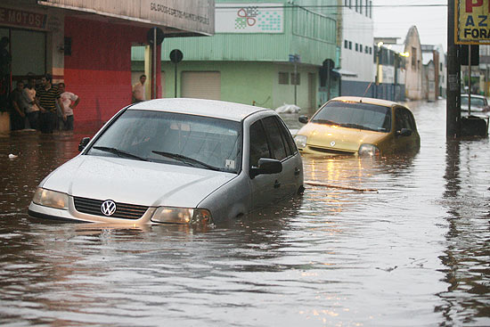 Chuva causa estragos e deixa pessoas ilhadas em Ribeirão Preto; veja outras imagens