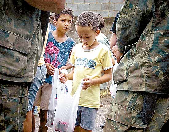 Criança que mora em região isolada de Nova Friburgo, na região serrana do Rio, recebe donativos de militares