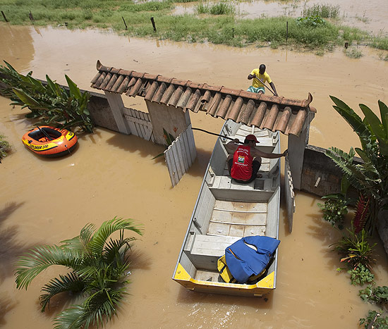 Bairro Três Vendas, em Campos (RJ), foi inundado devido a rompimento de dique