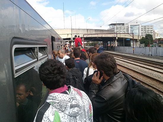 Dois trens batem na linha 3-vermelha do metrô em SP; circulação é parcial e passageiros precisaram caminhar nos trilhos