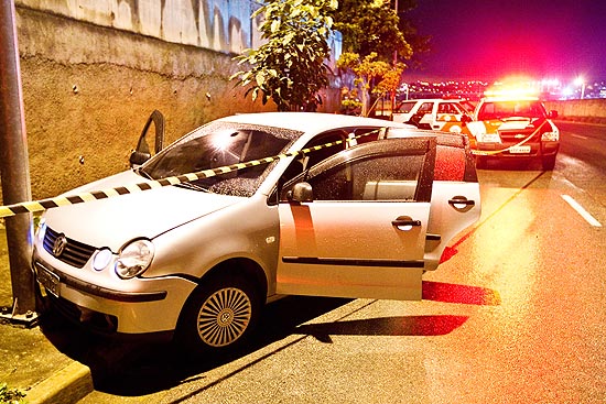 Carro que foi utilizado por bandidos para atacar base da PM em SP; ontem outra base já tinha sido atacada