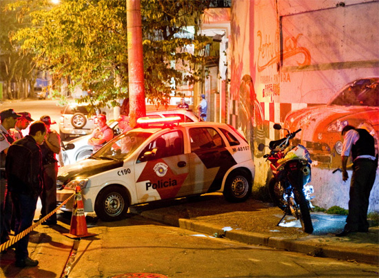 Policial pericía moto de PM morto a tiros na Vila Nova Curuçá, zona leste de SP, na noite de quinta-feira (25)