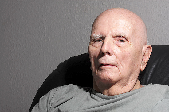 O tcheco Zdenek Peter Vaclav Volf, 82, em sua casa no Jardim Irajá, em Ribeirão Preto
