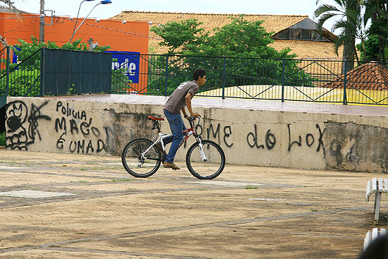 Ciclista comete infração, segundo a legislação de Barretos, ao andar em calçada; blitz apreendeu 19 bicicletas