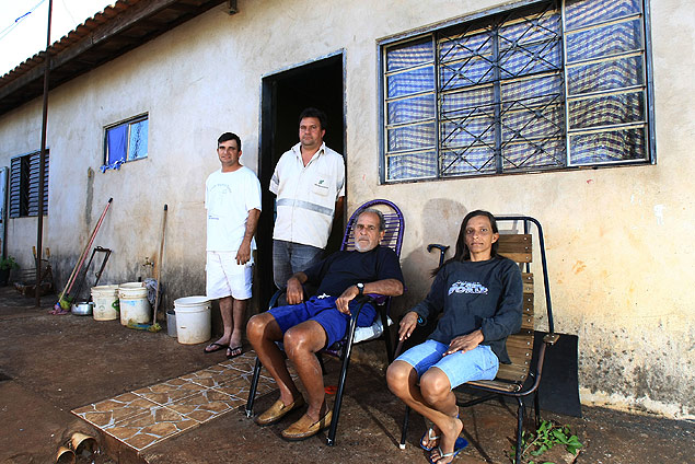 José Ricardo de Almeida, 39 (o segundo, em pé), com os irmãos e o padrasto na casa da família em Serra Azul (SP)