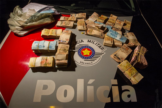 Policia recupera R$ 150 mil de empresário que teve o carro roubado na zona sul de SP; bandidos não viram dinheiro no veículo
