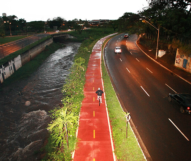 Ciclistas pedalam na ciclovia da via Norte em Ribeirão Preto, no interior de São Paulo