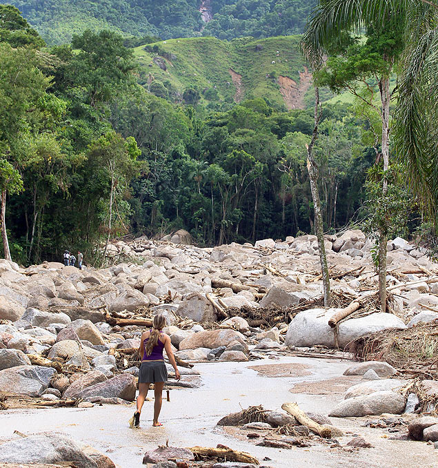 Córrego Guarda-Mão, tomado por pedras, no bairro de Itaoca mais atingido por temporal