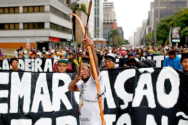 SAO PAULO, SP, BRASIL, 25-07-2014: Indios guarani-mbya fazem protesto em frente ao Tribunal Regional Federal, na Av. Paulista, contra a ordem de desocupacao da aldeia Tekoa Pyau, na base do Pico do Jaragua, onde moram mais de 500 indios. (Foto: Fabio Braga/Folhapress, COTIDIANO).